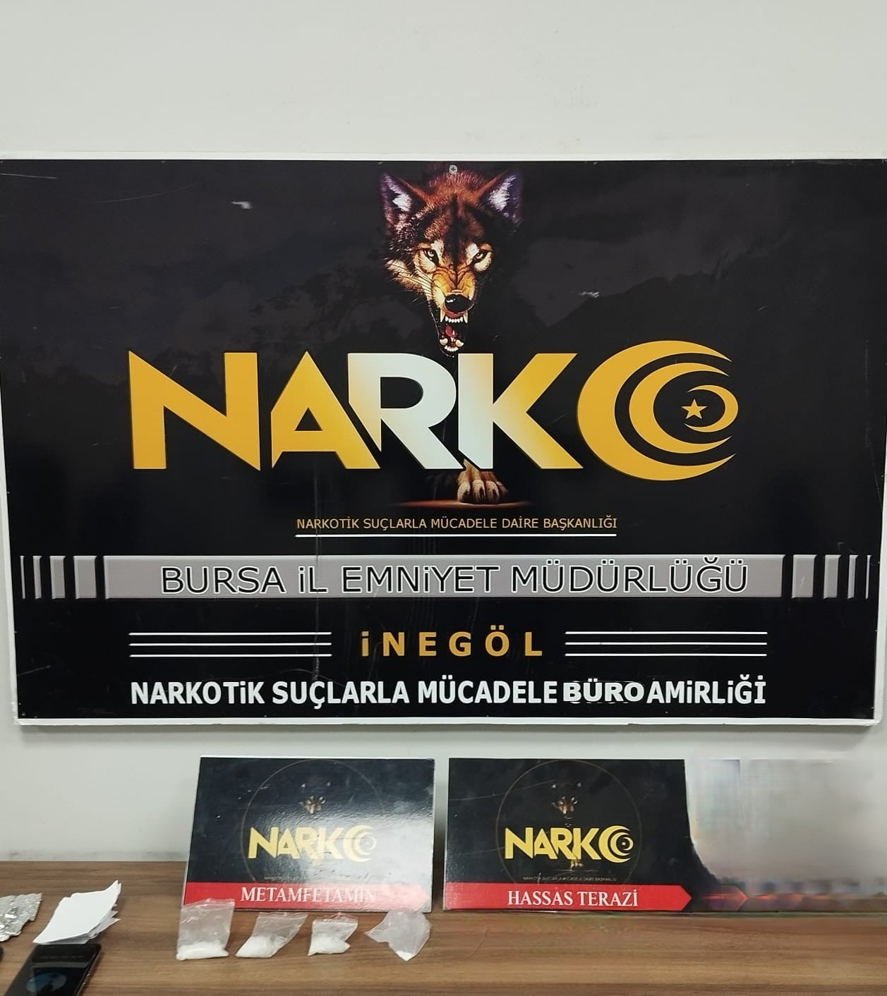 BURSA'NIN İNEGÖL İLÇESİNDE NARKOTİK BÜRO AMİRLİĞİ EKİPLERİ, UYUŞTURUCU TACİRİNİ KISKIVRAK...