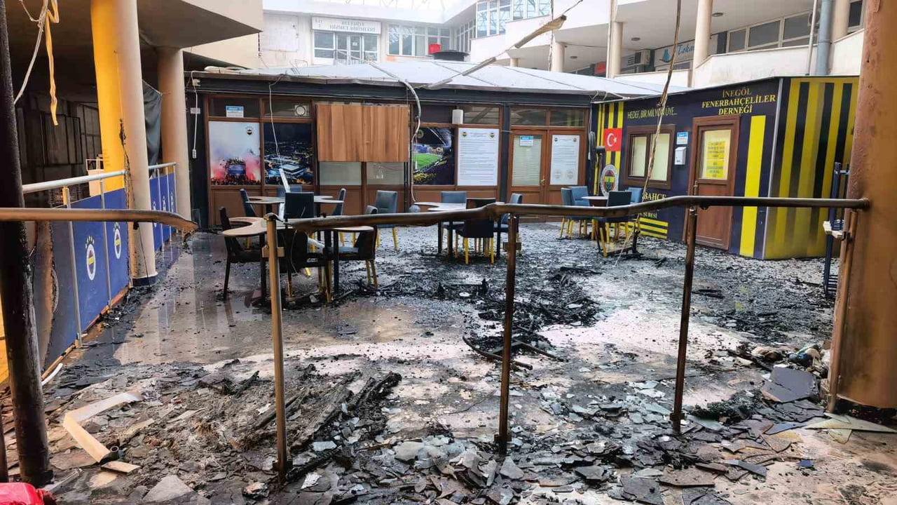 BURSA'NIN İNEGÖL İLÇESİNDE PASAJDA BULUNAN FENERBAHÇELİLER DERNEĞİ'NDE YANGIN ÇIKTI. DERNEKTE...
