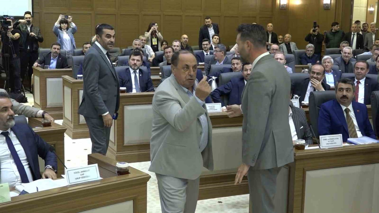 BURSA BÜYÜKŞEHİR BAŞKAN VEKİLİ ŞAHİN BİBA'NIN YANINA GELEN BİR VATANDAŞ, "NEDEN SUYA ŞİMDİ İNDİRİM...