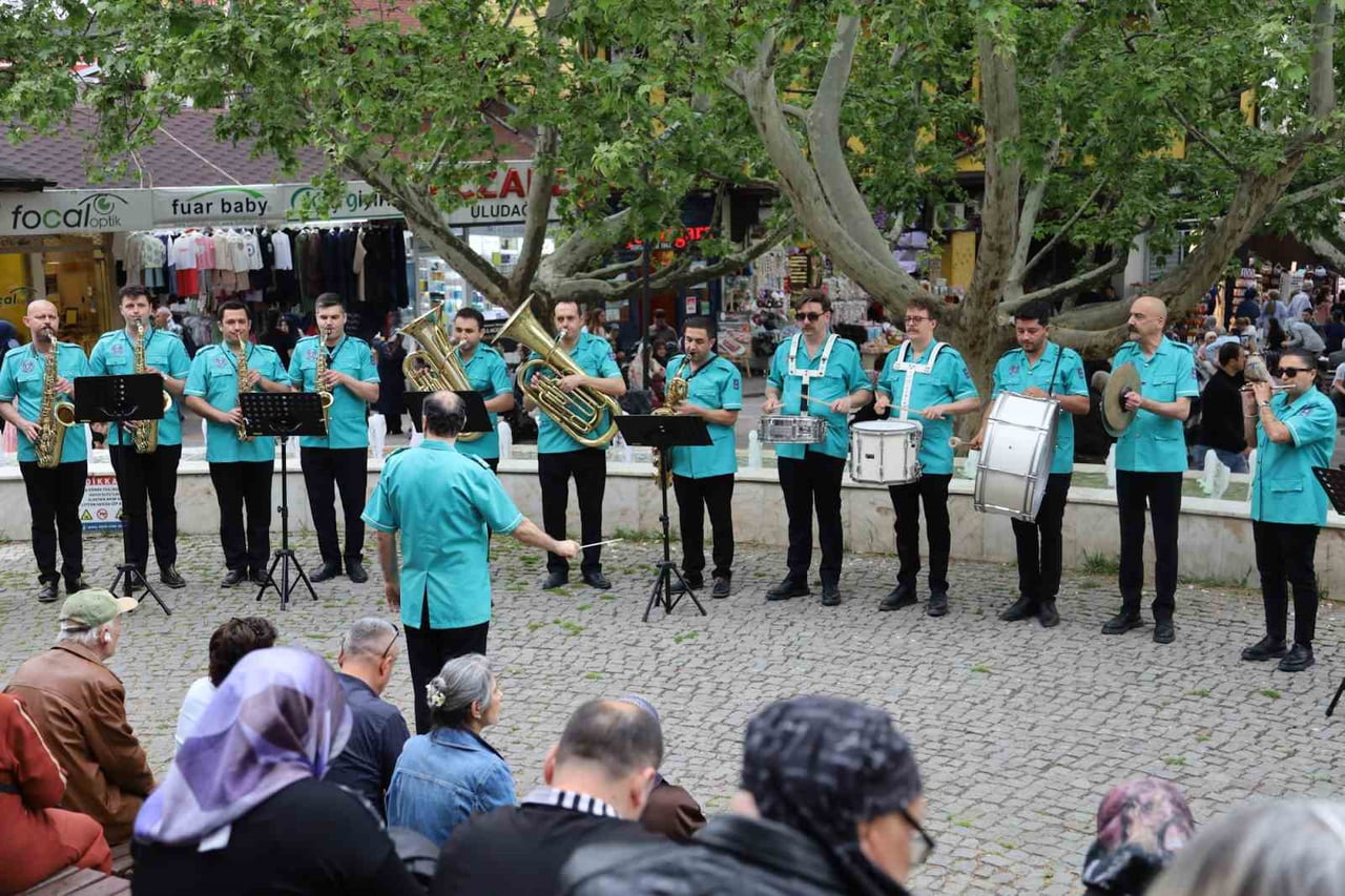 BURSA BÜYÜKŞEHİR BELEDİYE BANDOSU, AÇIK HAVADA VERDİĞİ KONSERLERDE EN SEVİLEN MARŞLARI VE KEYİFLİ...