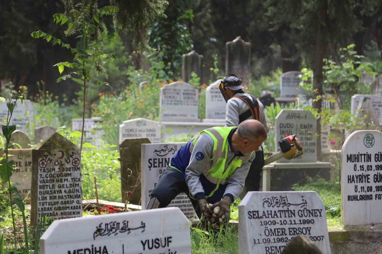 BURSA BÜYÜKŞEHİR BELEDİYESİ, KURBAN BAYRAMI ÖNCESİNDE ŞEHİR GENELİNDEKİ MEZARLIKLARDA KAPSAMLI...