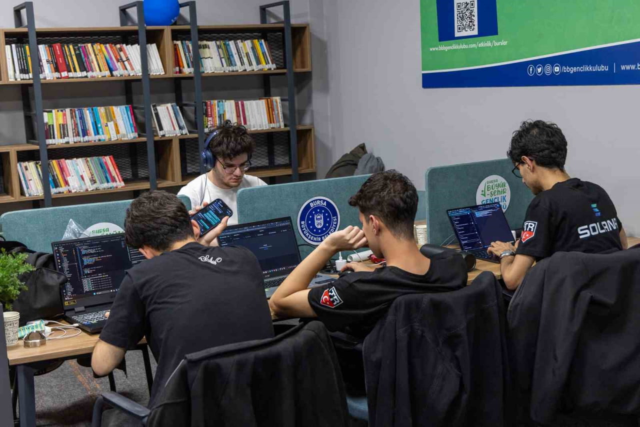 BURSA BÜYÜKŞEHİR BELEDİYESİ’NİN DESTEKLERİYLE DÜZENLENEN 3 GÜNLÜK HACKATHON (KODLAMA MARATONU)...