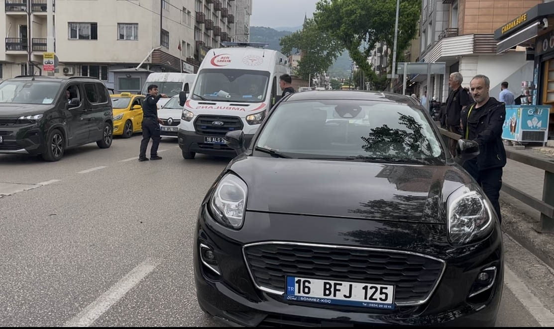 BURSA’DA ALT GEÇİT YERİNE YOLDAN GEÇMEYE ÇALIŞAN YAYAYA OTOMOBİL ÇARPTI