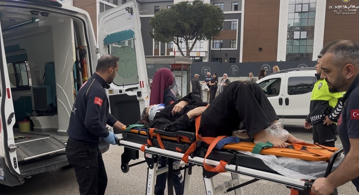 BURSA’DA ALT GEÇİT YERİNE YOLDAN GEÇMEYE ÇALIŞAN YAYAYA OTOMOBİL ÇARPTI
