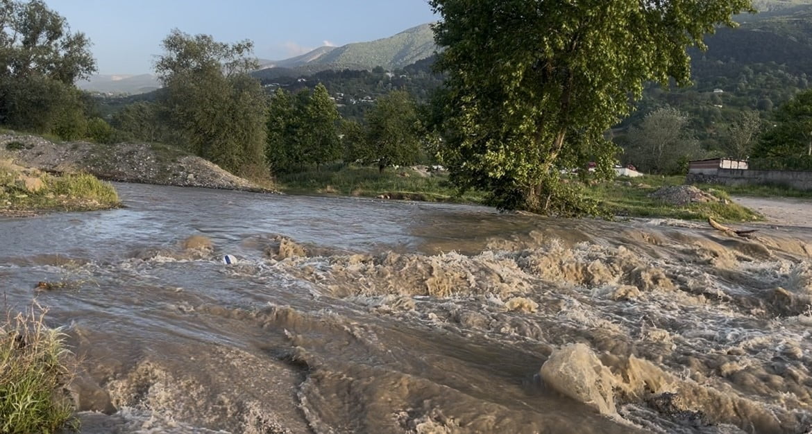 BURSA’DA DERE TAŞTI, KÖPRÜ ÇÖKTÜ MOTOSİKLET SÜRÜCÜSÜ YARALANDI