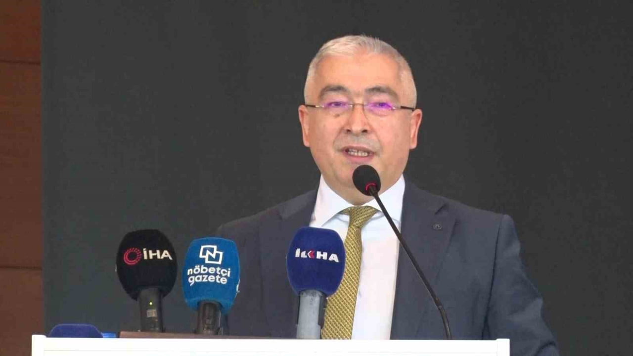 BURSA’DA DÜZENLENEN "GÜNCEL AİLE SORUNLARI ÇALIŞTAYI"NDA KONUŞAN AKADEMİSYENLER, KAMU YÖNETİCİLERİ...