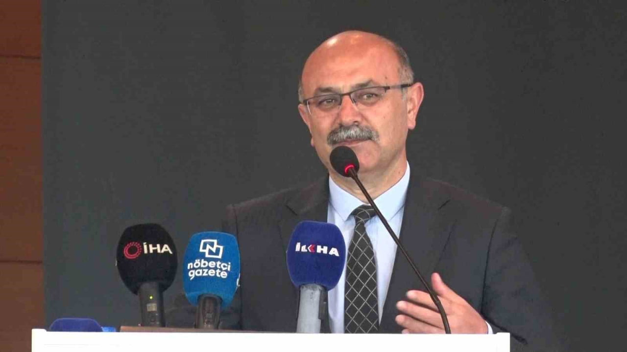 BURSA’DA DÜZENLENEN "GÜNCEL AİLE SORUNLARI ÇALIŞTAYI"NDA KONUŞAN AKADEMİSYENLER, KAMU YÖNETİCİLERİ...