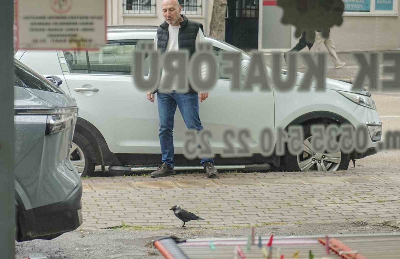 BURSA’DA ERKEK KUAFÖRLÜĞÜ YAPAN SUAT KARABAĞ’IN "KAHRAMAN" ADINI VERDİĞİ KARGA, İKİ HAFTADIR HER...