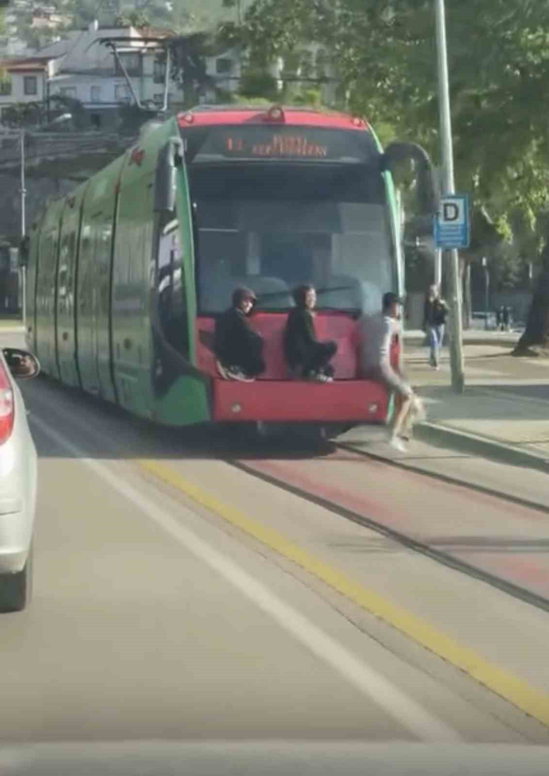 BURSA’DA GENÇLERİN TRAMVAY ARKASINDAKİ TEHLİKELİ YOLCULUĞU KAMERADA