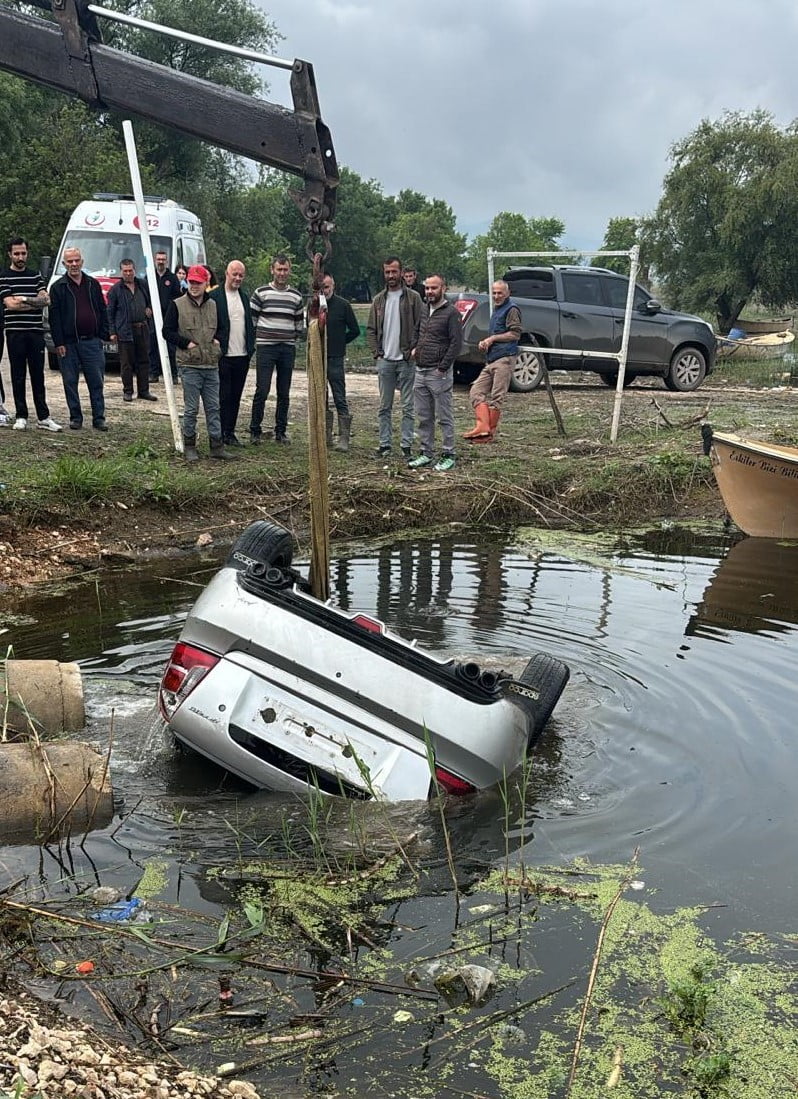 BURSA’DA KONTROLDEN ÇIKAN OTOMOBİL ULUBAT GÖLÜ’NE UÇTU. AFAD EKİPLERİNİN GÖLDEN ÇIKARDIĞI ARACIN...