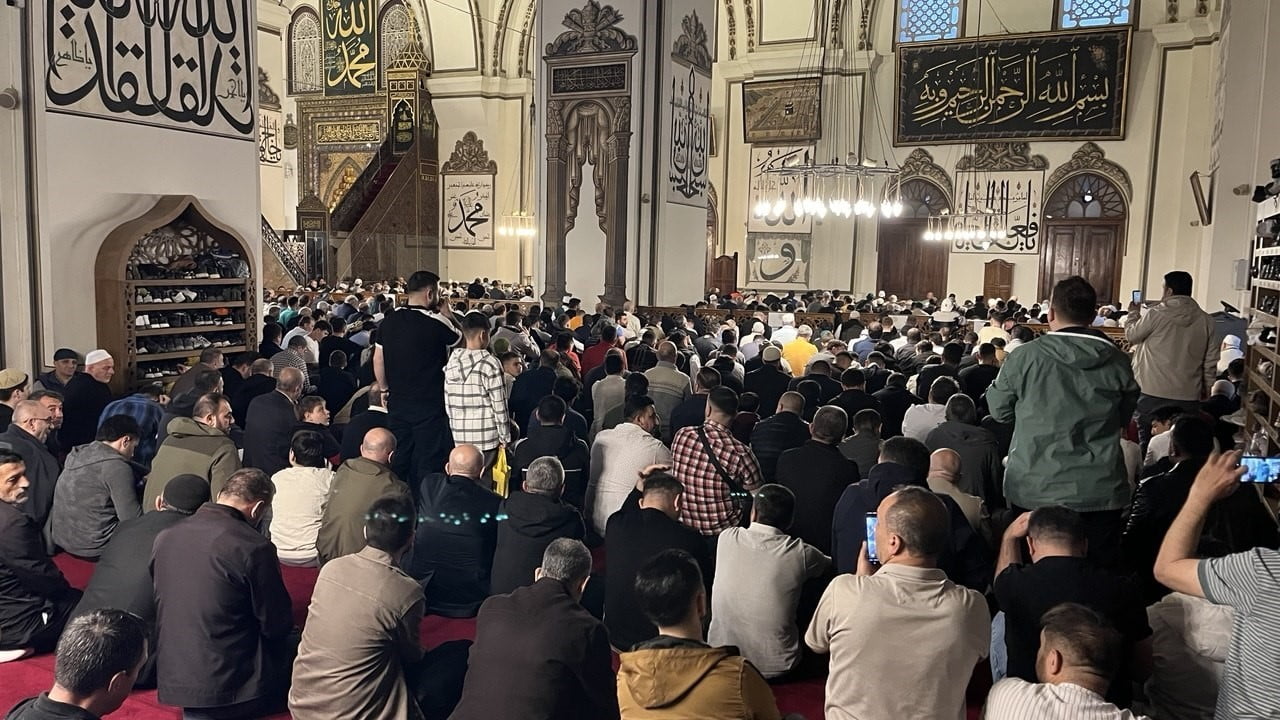 BURSA’DA KURBAN BAYRAMI SABAHI VATANDAŞLAR, BAYRAM NAMAZINI KILMAK İÇİN TARİHİ CAMİLERE AKIN ETTİ....