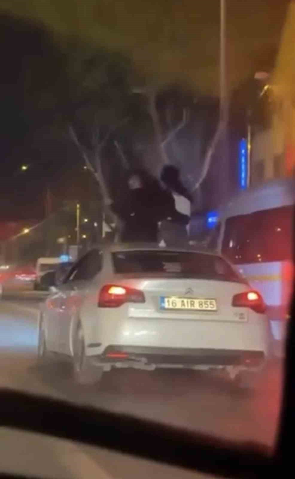 BURSA’DA OTOMOBİLİN TAVANINA OTURDULAR : 25 BİN TL CEZA KESİLDİ