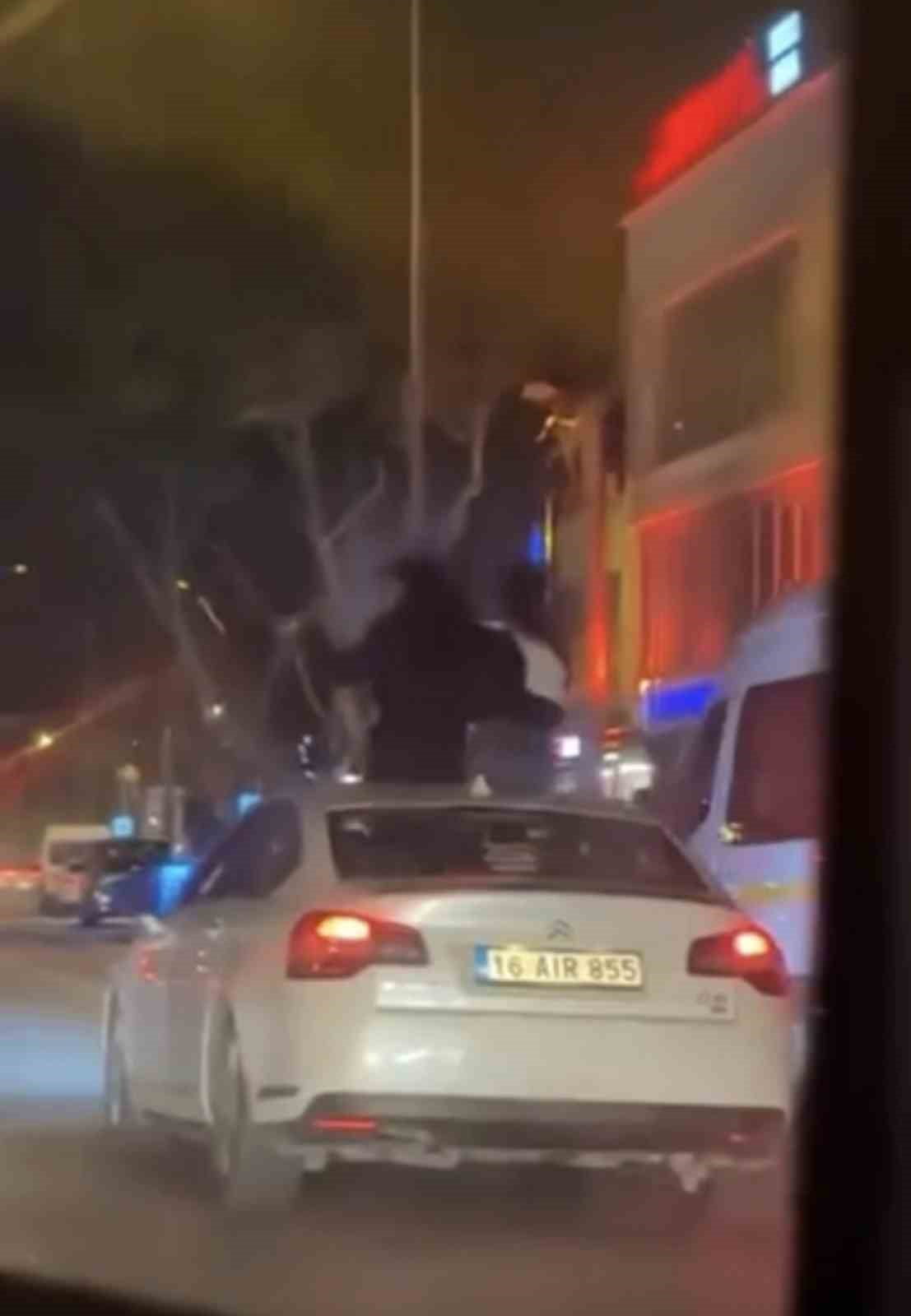 BURSA’DA OTOMOBİLİN TAVANINA OTURDULAR : 25 BİN TL CEZA KESİLDİ
