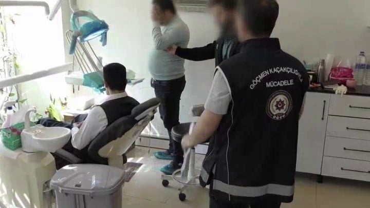 BURSA’DA SAHTE DOKTOR ÇETESİ ÇÖKERTİLDİ... EVLERİ KAÇAK KLİNİĞE ÇEVİRMİŞLER