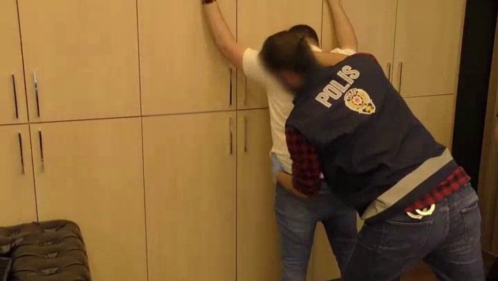 BURSA’DA SAHTE DOKTOR ÇETESİ ÇÖKERTİLDİ... EVLERİ KAÇAK KLİNİĞE ÇEVİRMİŞLER