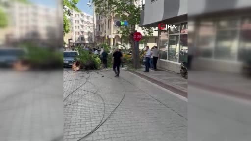 Bursa’da seyir halindeki araçların üzerine ağaç devrildi… 1 kişi yaralandı