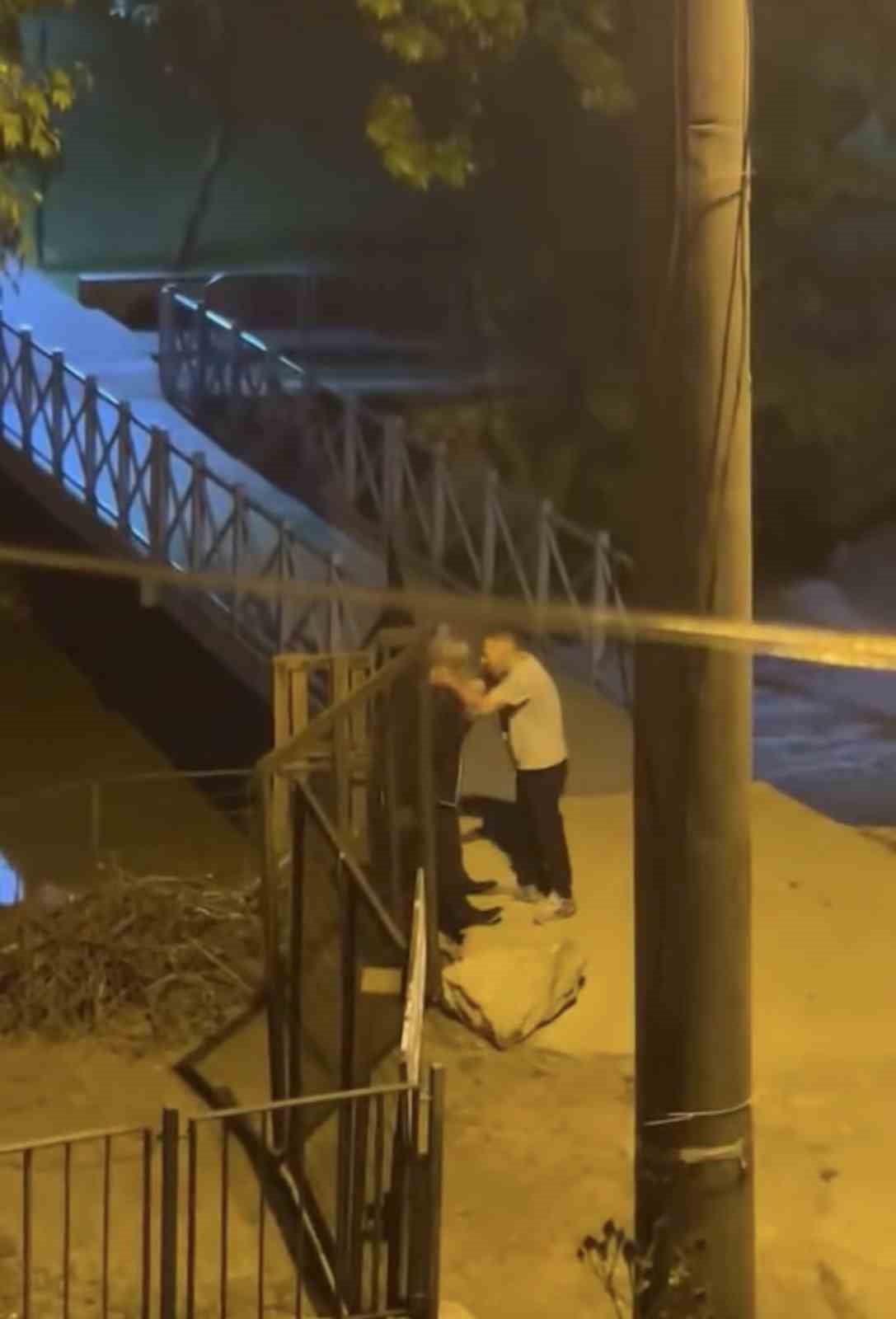 BURSA’DA SOKAK ORTASINDA KAVGA