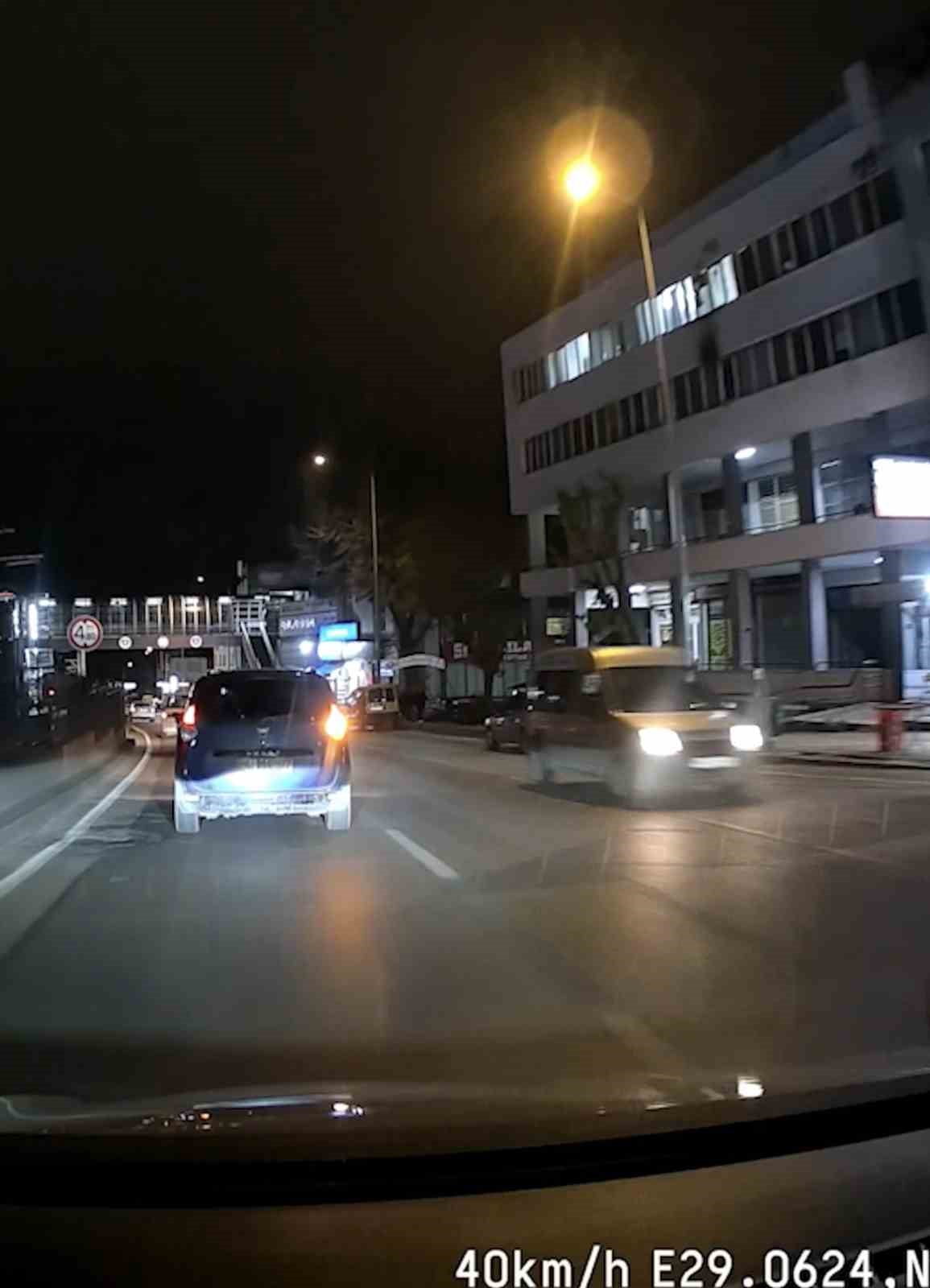 BURSA’DA TERS ŞERİDE GİREN HAFİF TİCARİ ARAÇ, ARAÇ KAMERASINA YANSIDI.
