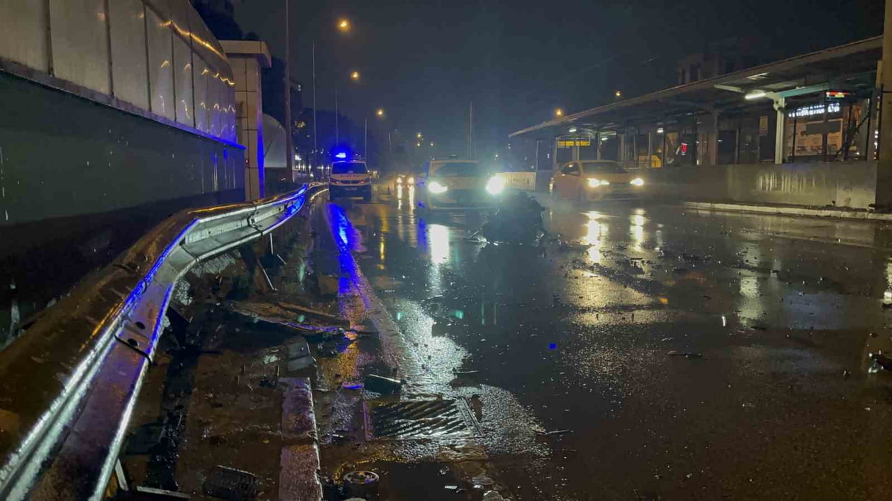 BURSA’DA YAĞIŞTAN DOLAYI DİREKSİYON HAKİMİYETİNİ KAYBEDEN ARAÇ ÖNCE DUVARA, DAHA SONRA DEMİR...