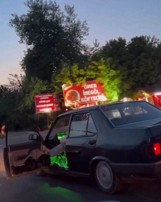 BURSA’NIN İNEGÖL İLÇESİNDE BİR SÜRÜCÜNÜN TRAFİKTE YAPTIĞI TEHLİKELİ HAREKET KAMERAYA YANSIDI....