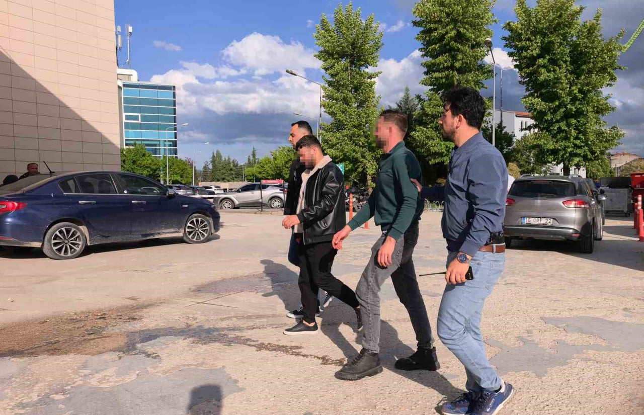 BURSA’NIN İNEGÖL İLÇESİNDE ÇIKAN BIÇAKLI KAVGADA BİR KİŞİYİ ENSESİNDEN BIÇAKLAYAN ŞÜPHELİ VE...