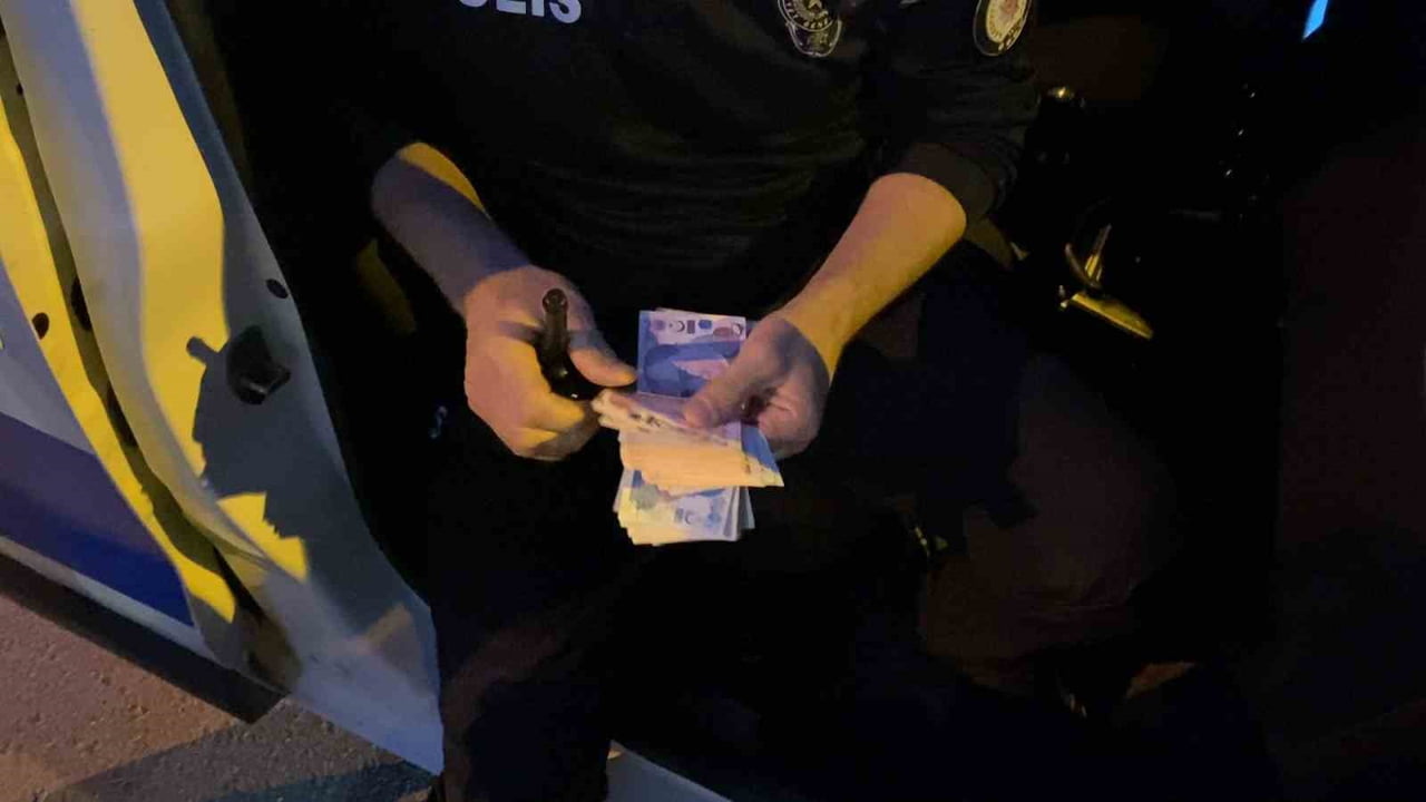 BURSA’NIN İNEGÖL İLÇESİNDE GENÇ KIZIN ÖRNEK DAVRANIŞI TAKDİR TOPLADI. BANKAMATİKTE UNUTULAN...