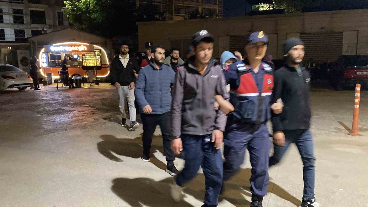 BURSA’NIN İNEGÖL İLÇESİNDE JANDARMA EKİPLERİNCE DÜZENLENEN OPERASYONDA ÜLKEYE KAÇAK YOLLARLA...