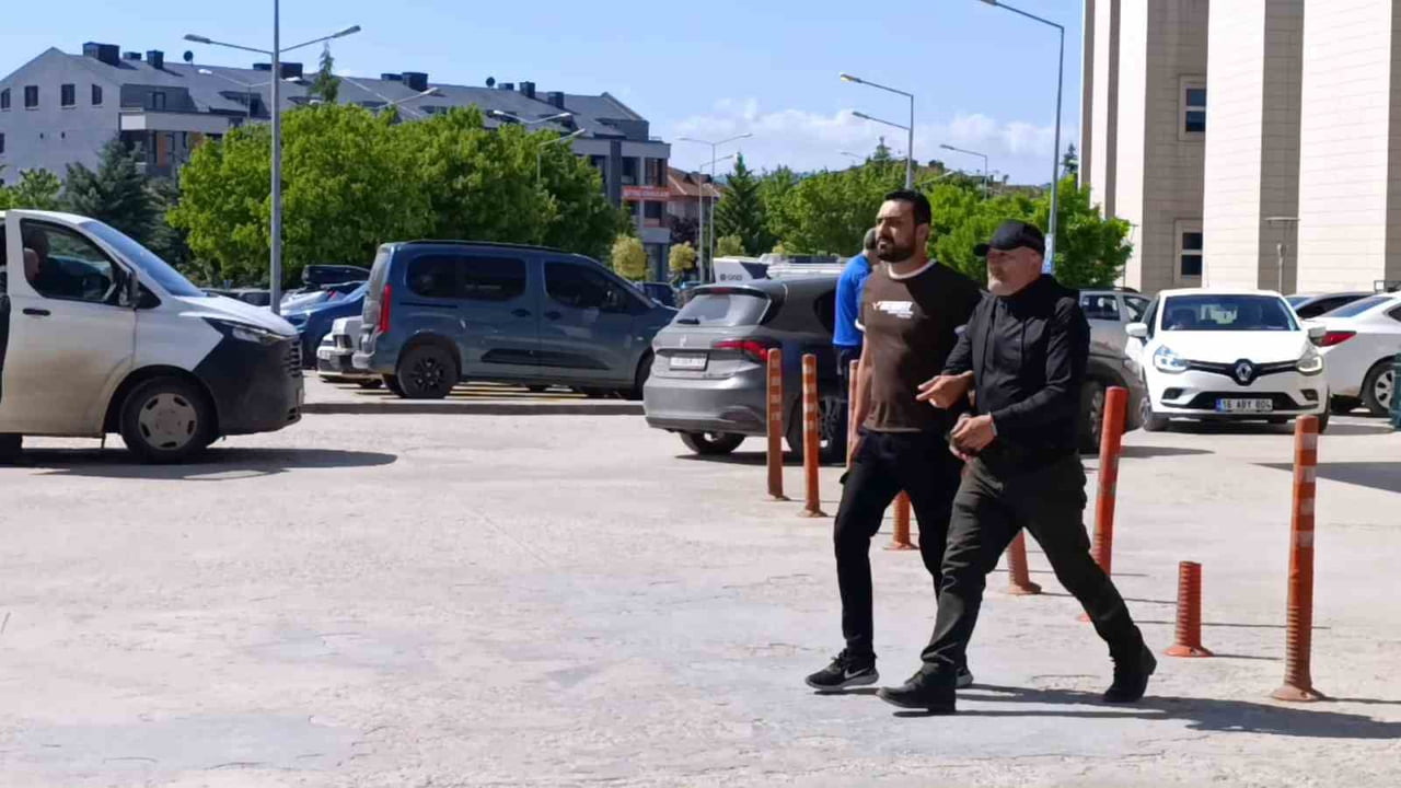 BURSA’NIN İNEGÖL İLÇESİNDE MEYDANA GELEN OLAYDA ESKİ EŞİNİN YAŞADIĞI EVE MOLOTOF KOKTEYLİ ATARAK...