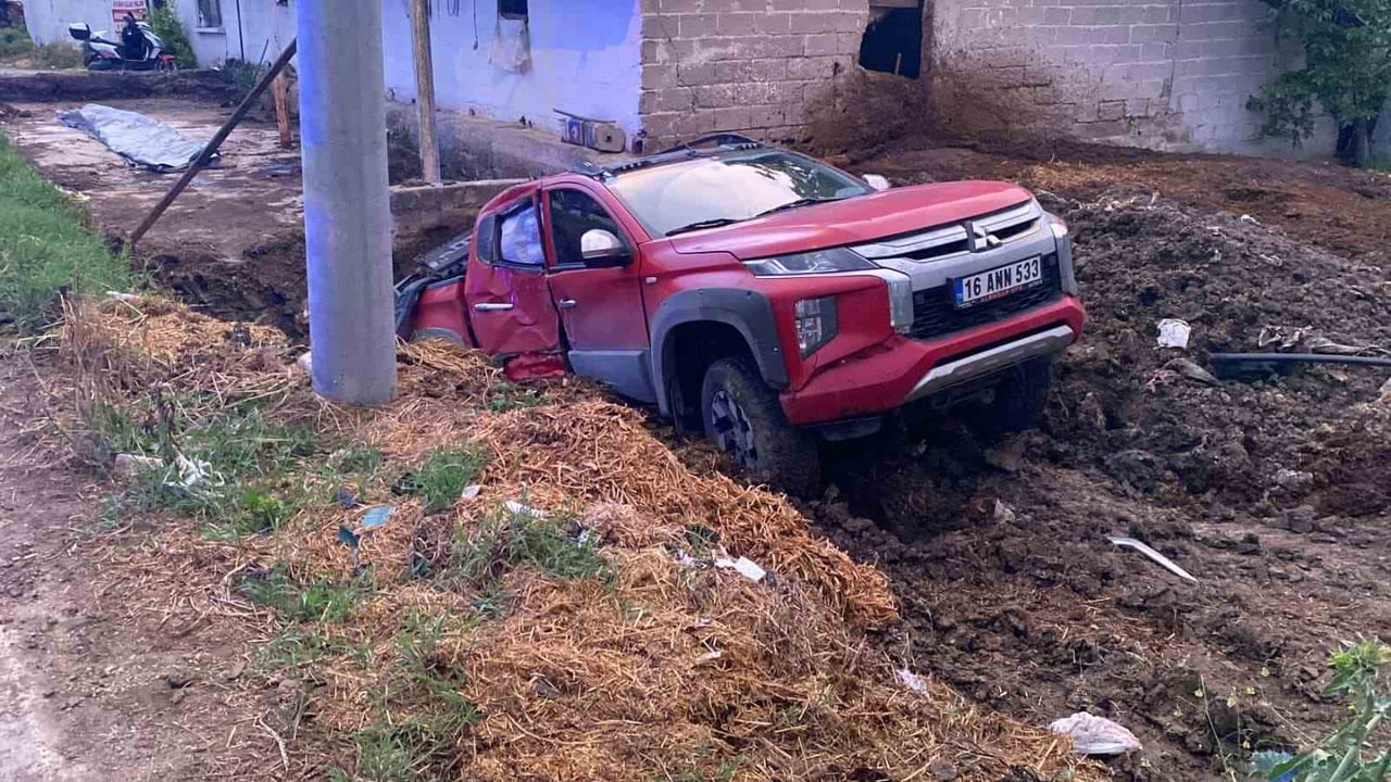 BURSA’NIN İNEGÖL İLÇESİNDE MEYDANA GELEN TRAFİK KAZASINDA KONTROLDEN ÇIKAN KAMYONET, HAYVAN...