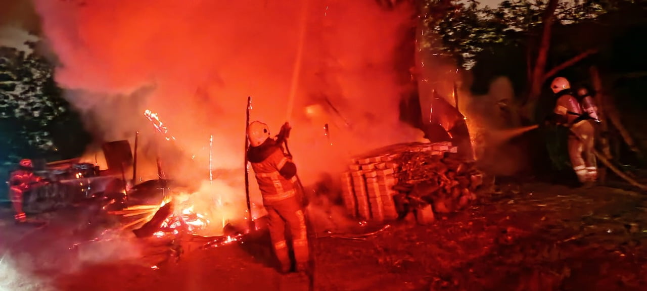 BURSA’NIN İNEGÖL İLÇESİNDE MEYDANA GELEN YANGINDA BİR BARAKA KULLANILAMAZ HALE GELDİ.