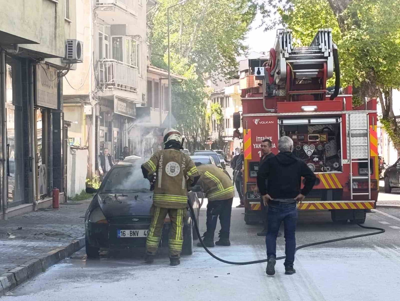 BURSA’NIN İNEGÖL İLÇESİNDE PARK HALİNDEKİ OTOMOBİL ÇIKAN YANGINDA ZARAR GÖRDÜ.