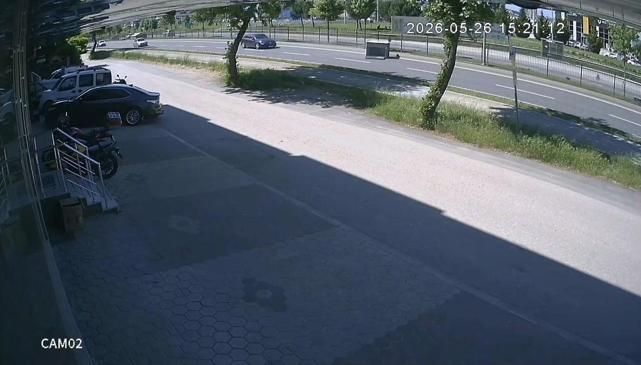 BURSA’NIN İNEGÖL İLÇESİNDE SEYİR HALİNDEKİ KAMYONETİN KASASINDAN DÜŞEN DEV DEMİR KAFES, FACİAYA...