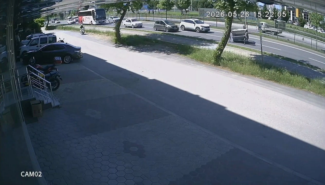 BURSA’NIN İNEGÖL İLÇESİNDE SEYİR HALİNDEKİ KAMYONETİN KASASINDAN DÜŞEN DEV DEMİR KAFES, FACİAYA...