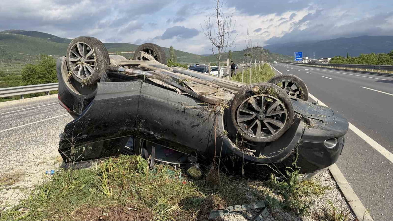BURSA’NIN İZNİK İLÇESİNDE MEYDANA GELEN TRAFİK KAZASINDA KONTROLDEN ÇIKAN OTOMOBİL TAKLA ATTI...
