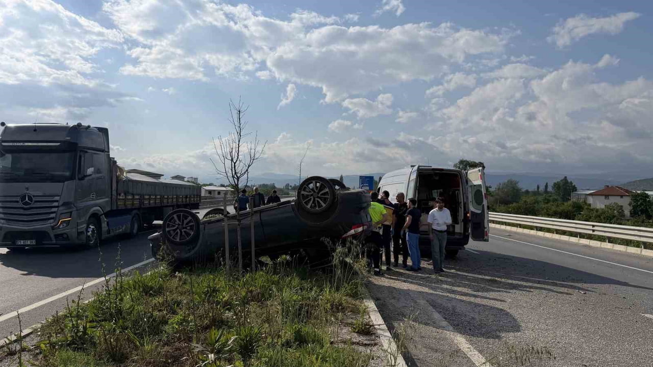 BURSA’NIN İZNİK İLÇESİNDE MEYDANA GELEN TRAFİK KAZASINDA KONTROLDEN ÇIKAN OTOMOBİL TAKLA ATTI...