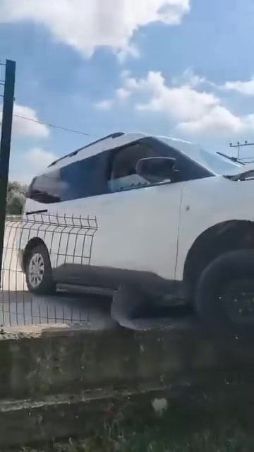 BURSA’NIN KARACABEY İLÇESİNDE KONTROLDEN ÇIKAN OTOMOBİL, İLKOKULU’NUN DUVARINA ÇARPTI. KAZADA ŞANS...