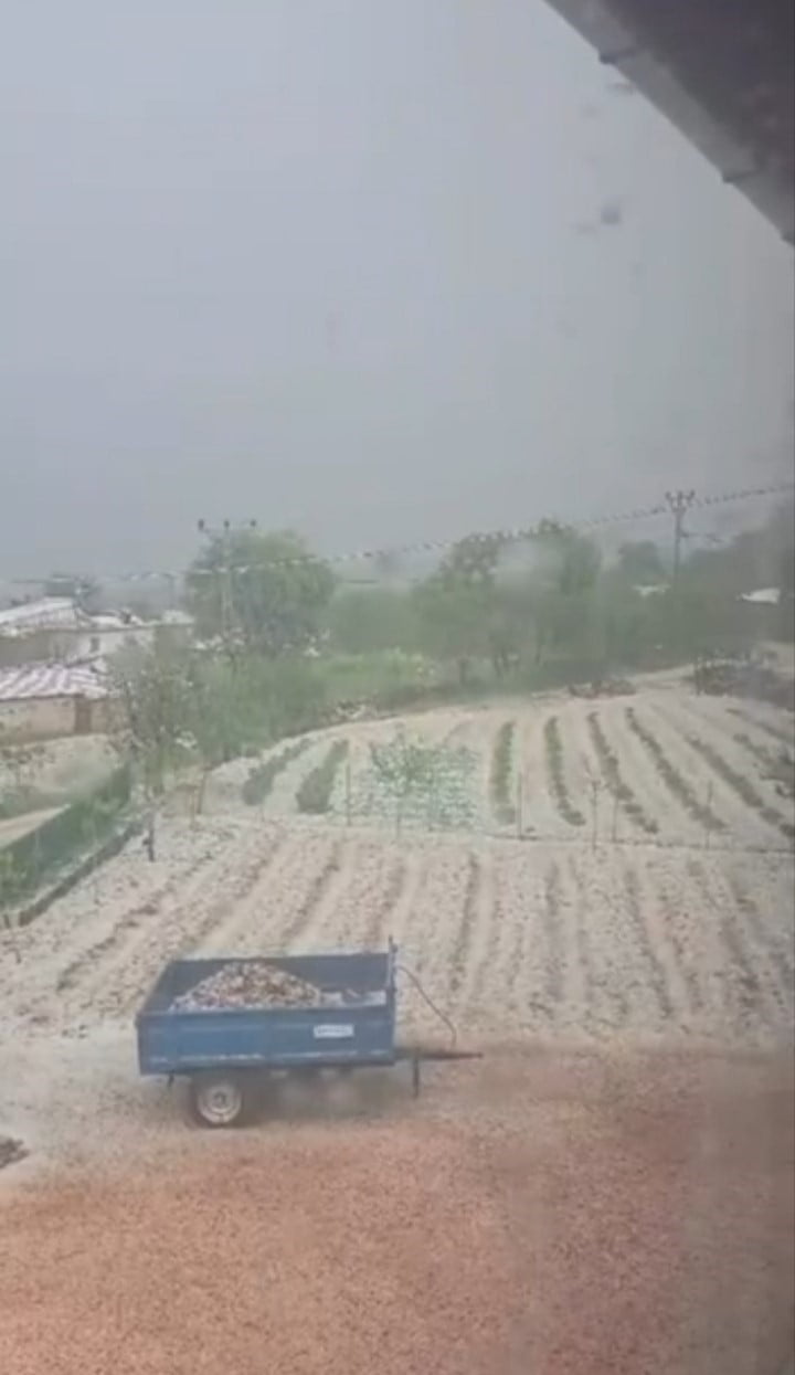BURSA’NIN KELES İLÇESİNE BAĞLI ISSIZÖREN MAHALLESİ’NDE ETKİLİ OLAN DOLU YAĞIŞI VATANDAŞLARA ZOR...