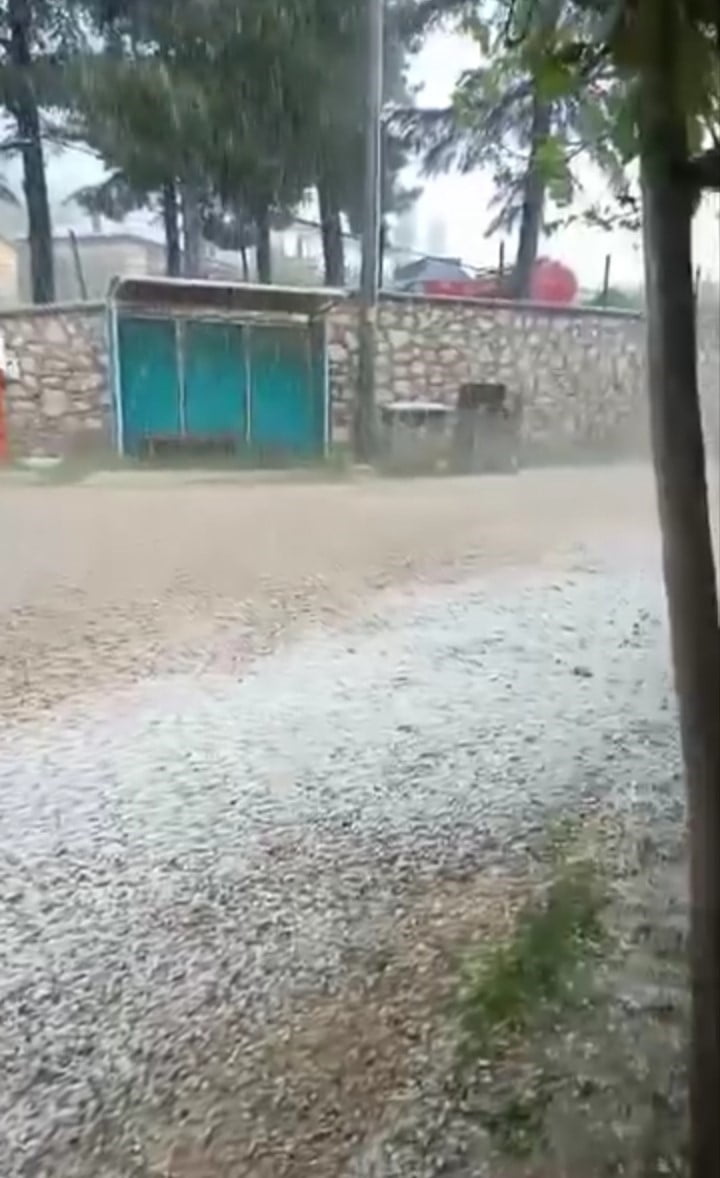 BURSA’NIN KELES İLÇESİNE BAĞLI ISSIZÖREN MAHALLESİ’NDE ETKİLİ OLAN DOLU YAĞIŞI VATANDAŞLARA ZOR...