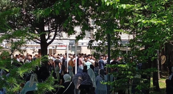 BURSA’NIN NİLÜFER İLÇESİNDE BAYRAM TEMİZLİĞİ YAPTIĞI SIRADA CAM SİLERKEN BİNANIN 2. KATINDAN...