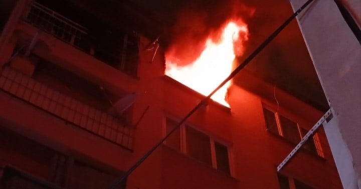 BURSA’NIN OSMANGAZİ İLÇESİNDE 6 KATLI BİR BİNANIN EN ÜST KATINDA ÇIKAN YANGIN MAHALLE SAKİNLERİNE...