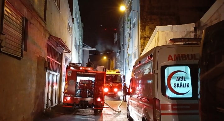 BURSA’NIN OSMANGAZİ İLÇESİNDE BULUNAN BİR TEKSTİL ATÖLYESİNDE ÇIKAN YANGIN, İTFAİYE EKİPLERİNİN...