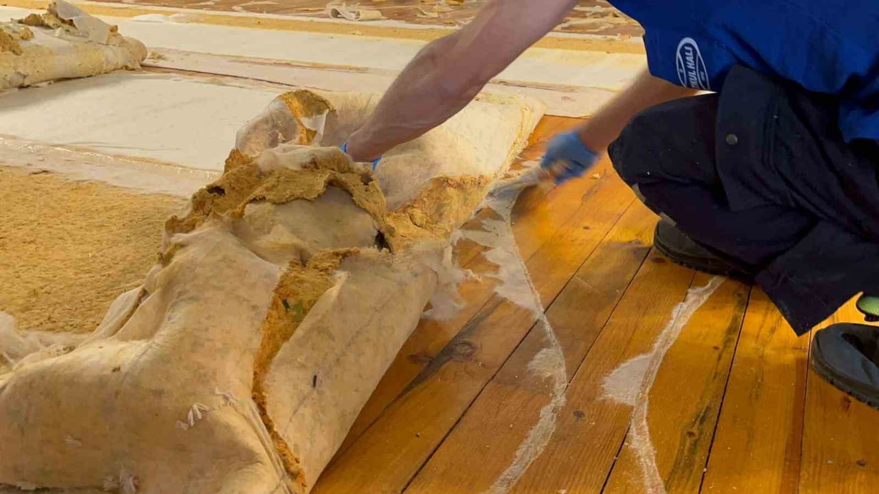 BURSA’NIN SİMGE YAPILARINDAN TARİHİ ULU CAMİ’DE HALI YENİLEME ÇALIŞMALARI BAŞLADI. OSMANLI...