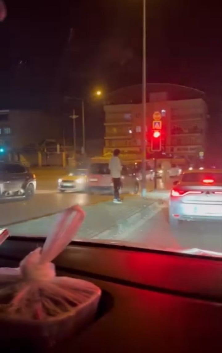 BURSA’NIN YILDIRIM İLÇESİNDE TERS ŞERİDE GİREN OTOMOBİL SÜRÜCÜSÜ HEM KENDİ CANINI HEM DE DİĞER...