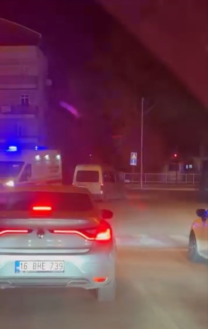 BURSA’NIN YILDIRIM İLÇESİNDE TERS ŞERİDE GİREN OTOMOBİL SÜRÜCÜSÜ HEM KENDİ CANINI HEM DE DİĞER...