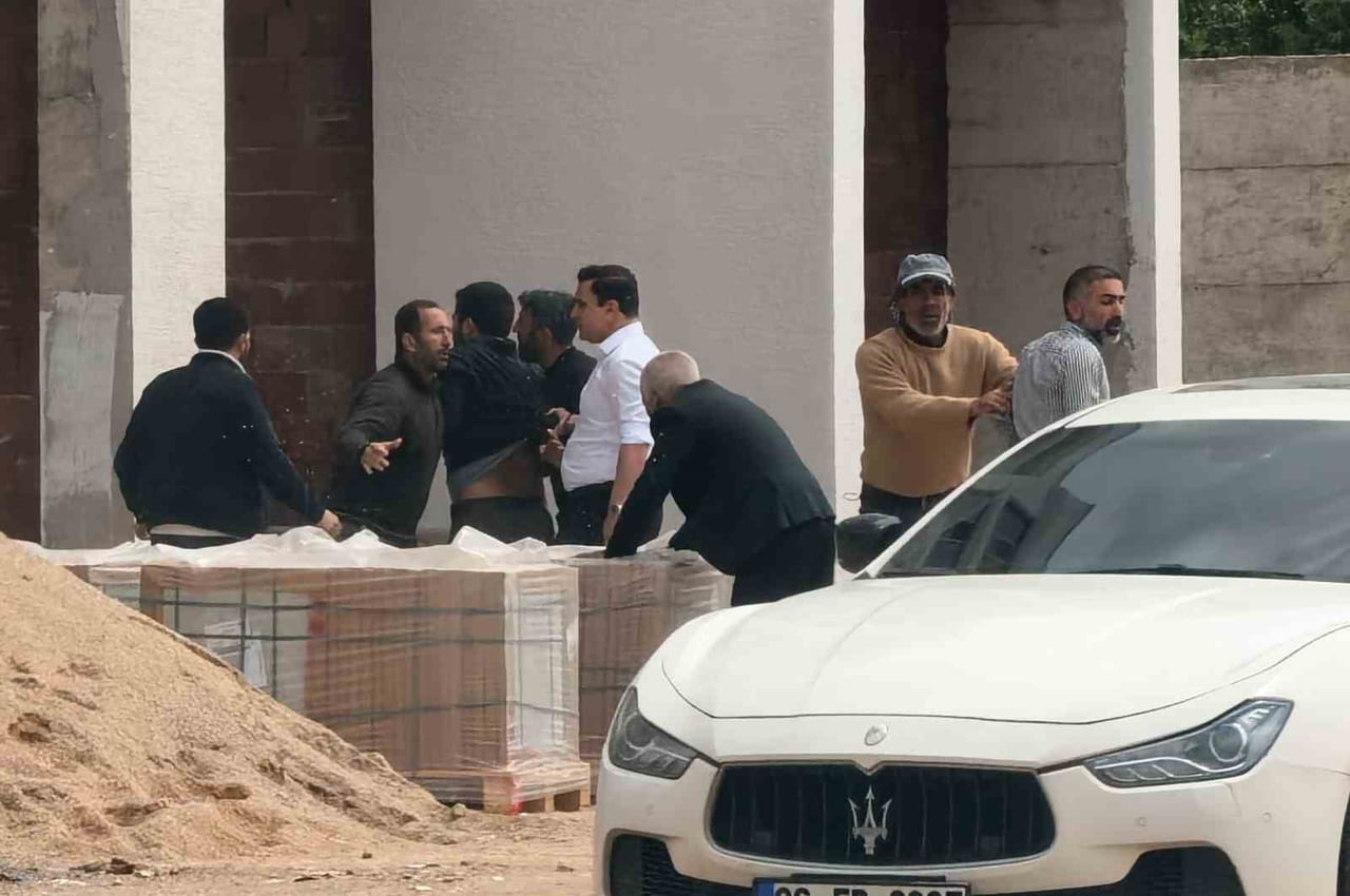 BURSA’NINİNEGÖLİLÇESİNDE YAPIMI SÜREN İNŞAATTA İŞÇİLER ARASINDA ÇIKAN SOPALI VE YUMRUKLU KAVGA...