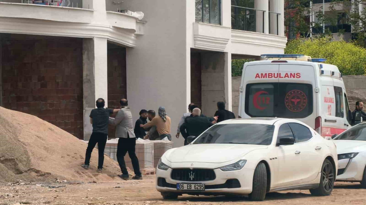 BURSA’NINİNEGÖLİLÇESİNDE YAPIMI SÜREN İNŞAATTA İŞÇİLER ARASINDA ÇIKAN SOPALI VE YUMRUKLU KAVGA...