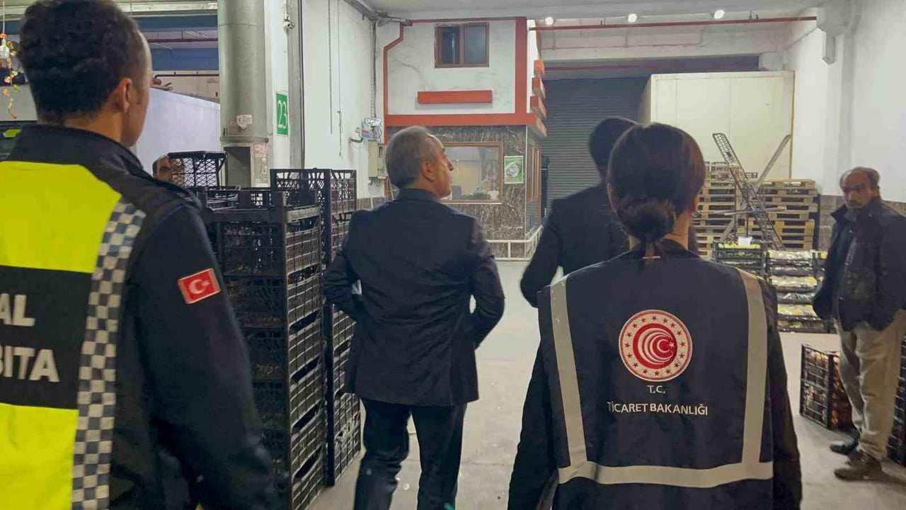 BURSA TİCARET İL MÜDÜRLÜĞÜ EKİPLERİ KURBAN BAYRAMI ÖNCESİ SEBZE-MEYVE HALİ İLE ŞEHİRLERARASI...