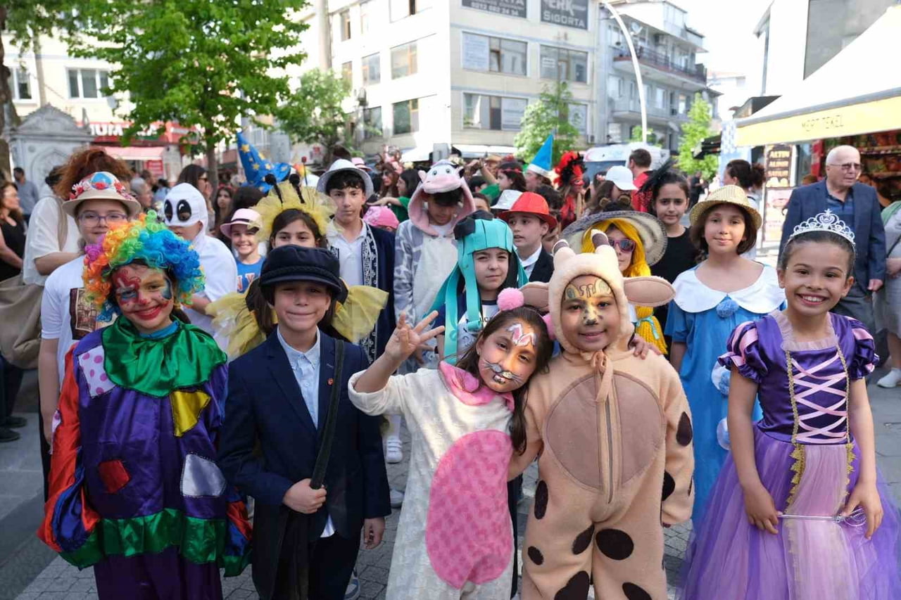 BÜYÜKÇEKMECE BELEDİYESİ HALK AKADEMİSİ TİYATRO TOPLULUĞU'NUN DÜZENLEDİĞİ TİYATRO FESTİVALİ, RENKLİ...