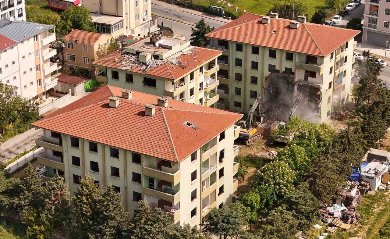 BÜYÜKÇEKMECE’DE 1990 YILINDA İNŞA EDİLMİŞ 3 BLOK, 40 BAĞIMSIZ BÖLÜMDEN OLUŞAN RİSKLİ YAPILAR...