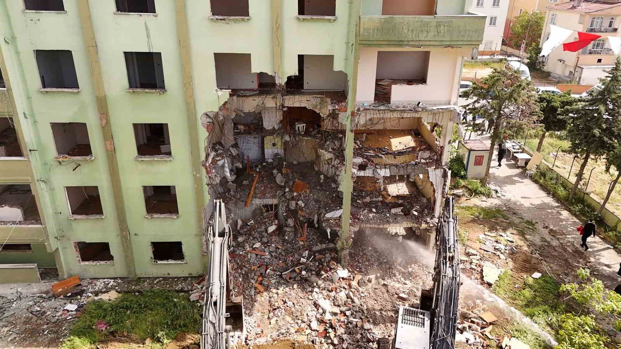 BÜYÜKÇEKMECE’DE 1990 YILINDA İNŞA EDİLMİŞ 3 BLOK, 40 BAĞIMSIZ BÖLÜMDEN OLUŞAN RİSKLİ YAPILAR...